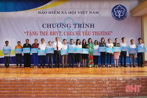 Tặng 300 thẻ BHYT cho học sinh hoàn cảnh khó khăn ở Hà Tĩnh