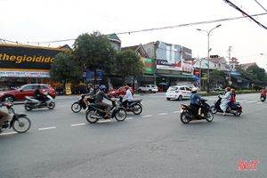Đèn tín hiệu “ngủ quên”, xe cộ “giành giật” nhau tại ngã tư ở TP Hà Tĩnh