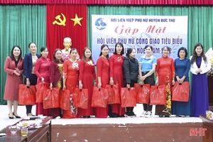 Hội phụ nữ các cấp ở Hà Tĩnh tặng nhiều phần quà ý nghĩa cho cán bộ, hội viên công giáo