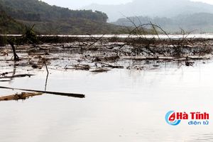 Nước hồ Ngàn Trươi bốc mùi hôi thối, nguy cơ ô nhiễm nặng!