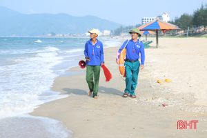 Chuyện những người cứu hộ ở bãi biển đẹp nhất Hà Tĩnh