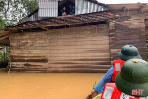 Nước sông lên cao, nhiều nhà dân ở Hương Khê ngập sâu trong lũ