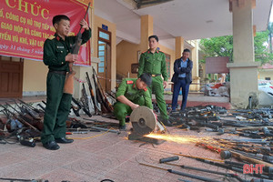 Công an Nghi Xuân tiêu hủy hàng trăm vũ khí các loại