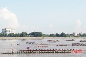 Hà Tĩnh tham dự lễ hội đua thuyền truyền thống tỉnh Bôlykhămxay