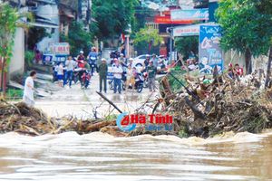 Lũ lên, Hà Tĩnh cấm vớt củi và đánh bắt cá trên sông suối