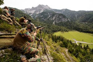 Cận cảnh lính bắn tỉa NATO tập luyện trên lưng chừng dãy Alps