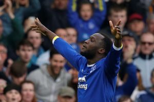 Kéo Leicester về mặt đất, Lukaku chạm đỉnh phong độ ghi bàn