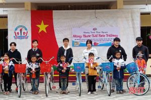 Hội phụ huynh ở Hà Nội tặng quà cho học sinh Hà Tĩnh có hoàn cảnh khó khăn