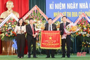 Trường Cao đẳng Y tế Hà Tĩnh đón nhận cờ thi đua của Thủ tướng Chính phủ