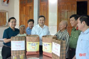 Chủ tịch UBND tỉnh Hà Tĩnh tặng quà các gia đình chính sách ở Hương Khê