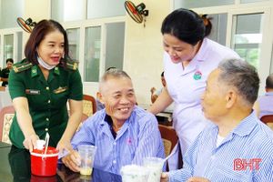 Gần 850 bát cháo “ấm tình quân dân” được trao tặng tại BVĐK Hà Tĩnh