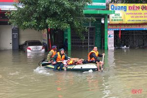 Nhiều khó khăn trong tiếp cận để cứu trợ người dân TP Hà Tĩnh
