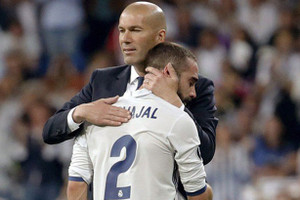 Dàn sao Real đồng loạt tri ân HLV Zidane