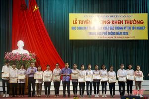 Can Lộc tuyên dương học sinh đạt thành tích xuất sắc trong Kỳ thi tốt nghiệp THPT 2022