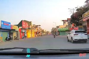 Camera hành trình ghi cảnh thanh niên chạy xe máy vượt đèn đỏ ở TP Hà Tĩnh