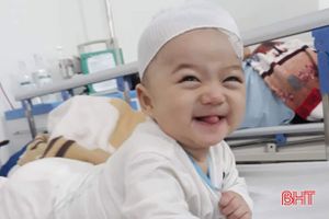 Nhói lòng nhìn bé trai 7 tháng tuổi chống chọi với bệnh ung thư máu