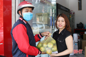 Giáo viên, học sinh iSchool Hà Tĩnh “giải cứu” nông sản, “Cùng Báo Tuổi trẻ góp vắc-xin Covid-19”