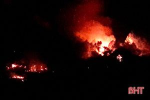 Cháy rừng trong đêm ở xã Kỳ Hà