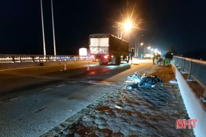Xe tải va chạm xe máy trên cầu Nghèn, 1 người bị thương nặng