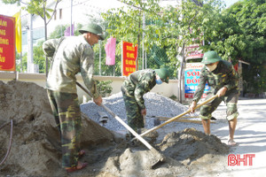 Gần 100 cán bộ, chiến sỹ bộ đội giúp phường Nguyễn Du chỉnh trang đô thị