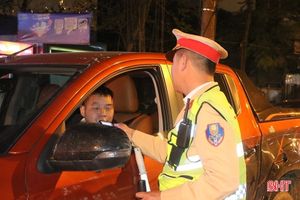 Cảnh sát giao thông Hà Tĩnh xử lý vi phạm nồng độ cồn xuyên tết