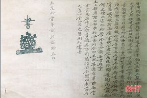 Phó giáo sư người Nhật Bản tặng bức thư cổ cho Bảo tàng Hà Tĩnh