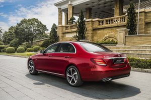 Xe sang Mercedes E-Class mới giá hơn 2,1 tỷ đồng