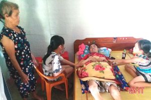 Xót xa cảnh mẹ già bạo bệnh chăm con trai bại liệt, lo 2 cháu nội đến trường