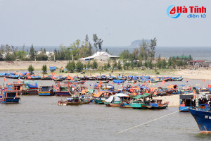 Quản chặt tàu thuyền ra khơi, sẵn sàng di dời dân tránh bão