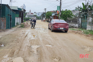 Lộc Hà: Nhà thầu ngừng thi công đường cứu hộ ven biển gây cản trở giao thông