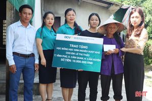 Trẻ mồ côi do Báo Hà Tĩnh đỡ đầu được BIDV Hà Tĩnh tặng học bổng 10 triệu đồng