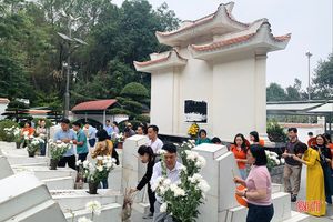 Hơn 2.000 du khách dâng hương tại Ngã ba Đồng Lộc dịp đầu năm mới