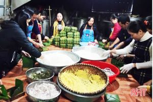 Dịch vụ gói bánh chưng vào mùa "hốt khách"