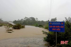 Mưa lớn gây ngập lụt, chia cắt một số tuyến giao thông ở Hương Sơn