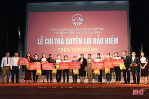 AIA Việt Nam chi trả bảo hiểm gần 10 tỷ đồng cho khách hàng Hà Tĩnh