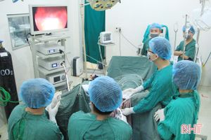 Chuyển giao công nghệ phẫu thuật nội soi cho Bệnh viện Đa khoa Nghi Xuân