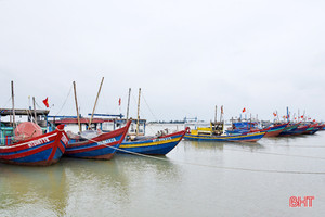 Giá dầu tăng cao, ngư dân Hà Tĩnh “tiến thoái lưỡng nan”