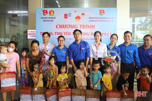 Tặng quà Trung thu cho trẻ em đang điều trị tại Bệnh viện Đa khoa TP Hà Tĩnh