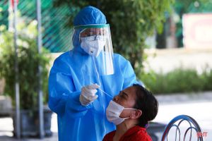 Nhân viên y tế Hà Tĩnh “căng mình” với chiến dịch xét nghiệm diện rộng