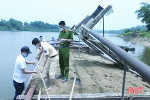 Bắt sà lan khai thác cát trái phép trên sông Ngàn Sâu