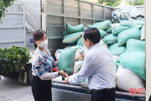 Nông dân Hà Tĩnh ủng hộ Nghệ An 13 tấn nhu yếu phẩm phòng dịch Covid-19