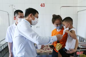 Phó Chủ tịch UBND tỉnh Lê Ngọc Châu tặng quà cho bệnh nhi tại BVĐK Hà Tĩnh