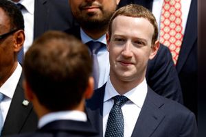 Cổ đông Facebook lại đề nghị Mark Zuckerberg từ chức