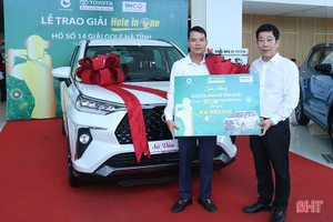 Trao thưởng xe Toyota Veloz cross cho golfer Hà Tĩnh