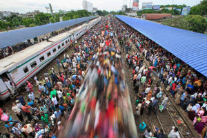 Biển người chen chúc lên tàu hỏa đi làm mỗi sáng ở Bangladesh