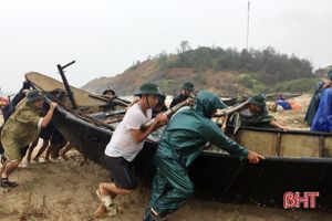 Bộ đội Biên phòng Đèo Ngang giúp ngư dân neo 32 chiếc thuyền tránh bão số 2