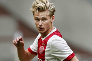 Các đại gia châu Âu chạy đua giành Frenkie de Jong