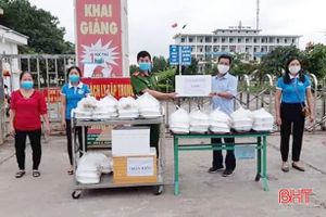 Hà Tĩnh: Một gia đình giáo dân trao tặng 70 suất ăn cho người ở khu cách ly