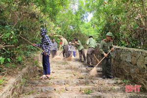 Đoàn viên Công an Hà Tĩnh dọn vệ sinh khu vực đền Lê Khôi
