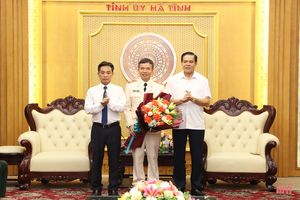 Lãnh đạo tỉnh Hà Tĩnh chúc mừng Thiếu tướng Nguyễn Tiến Nam